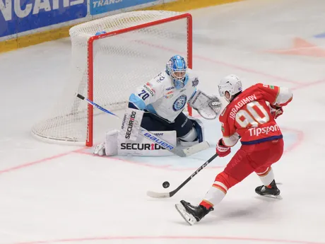 Jasper Patrikainen (Nitra) a Tibur Ibragimov (Liptovský Mikuláš) v zápase 4. kola Tipsport ligy.