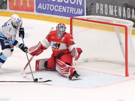 Matej Paulovič (Nitra) a Filip Surák(Liptovský Mikuláš) v zápase 4. kola Tipsport ligy. 