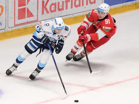 Michal Krištof (Nitra) a Xavier Cormier (Liptovský Mikuláš) v zápase 4. kola Tipsport ligy.