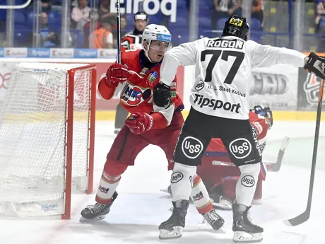 Dominik Jendroľ (L.Mikuláš) a Patrik Rogoň (Košice) v zápase 2. kola Tipos extraligy.