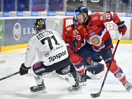 Na snímke zľava Eduard Šedivý (Košice) a Josh Wesley (Zvolen) v 7.kole hokejovej Tipos ligy HC Košice - HKM Zvolen.