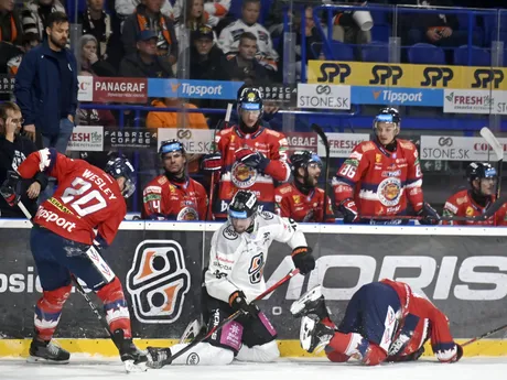 Na snímke uprostred Ján Blaško (Košice) , vľavo Josh Wesley a vpravo na zemi Tanner Kaspick (Zvolen) v 7.kole hokejovej Tipos ligy HC Košice - HKM Zvolen.