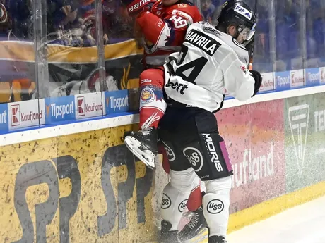 Na snímke zľava Tanner Kaspick(Zvolen) a Matúš Havrila(Košice) v 7.kole hokejovej Tipos ligy HC Košice - HKM Zvolen.