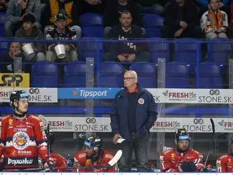 Na snímke tréner HKM Zvolen Peter Mikula na striedačke v 7.kole hokejovej Tipos ligy HC Košice - HKM Zvolen.