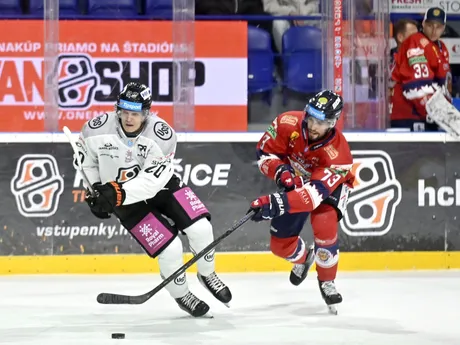 Na snímke zľava Peter Repčík (Košice) a Michal Beňo (Zvolen) v 7.kole hokejovej Tipos ligy HC Košice - HKM Zvolen.