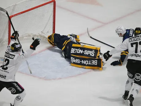 Uprostred brankár Denis Godla (Spišská Nová Ves) inkasuje gól v zápase 5. kola hokejovej Tipsport ligy HC Košice - HK Spišská Nová Ves