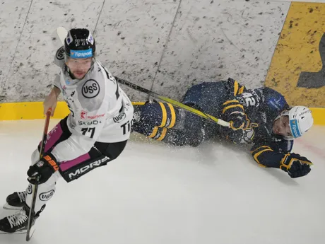 Zľava Patrik Rogoň (Košice) a Roman Karaffa (Spišská Nová Ves) v zápase 5. kola hokejovej Tipsport ligy HC Košice - HK Spišská Nová Ves