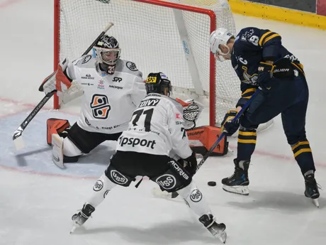 Vľavo brankár Dominik Riečický (Košice) a vpravo Branislav Rapáč (Spišská Nová Ves)  v zápase 5. kola hokejovej Tipsport ligy HC Košice - HK Spišská Nová Ves