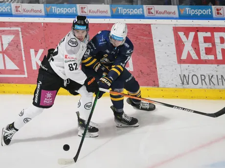 Zľava Dávid Kohút (Košice) a Tim Danielčák (Spišská Nová Ves) v zápase 5. kola hokejovej Tipsport ligy HC Košice - HK Spišská Nová Ves