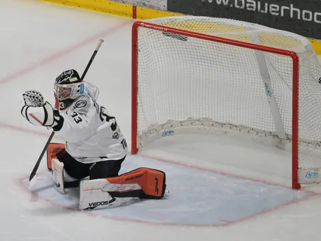 Brankár Dominik Riečický (Košice) inkasuje gól v zápase 5. kola hokejovej Tipsport ligy HC Košice - HK Spišská Nová Ves