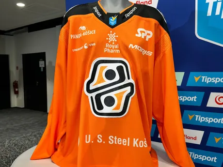 Oranžová kombinácia dresov HC Košice. 