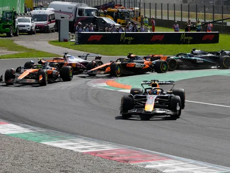 Max Verstappen skrátil zákrutu počas Veľkej ceny Talianska 2025. 