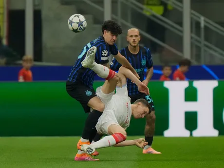 Alessandro Bastoni a Lukáš Provod počas zápasu Inter Miláno - Slavia Praha v 2. kole ligovej fázy Ligy majstrov. 