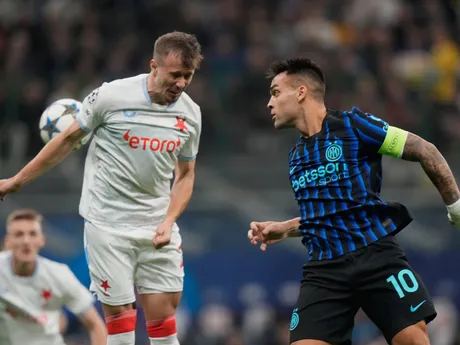 Lautaro Martinez a Tomáš Vlček počas zápasu Inter Miláno - Slavia Praha v 2. kole ligovej fázy Ligy majstrov. 