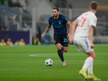 Hakan Calhanoglu počas zápasu Inter Miláno - Slavia Praha v 2. kole ligovej fázy Ligy majstrov. 