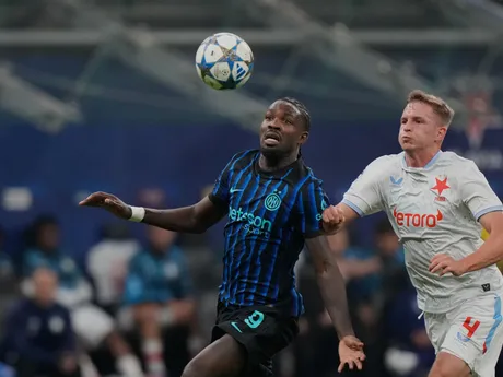 Marcus Thuram a David Zima počas zápasu Inter Miláno - Slavia Praha v 2. kole ligovej fázy Ligy majstrov. 