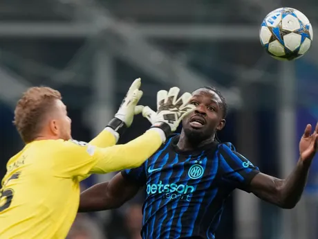 Jindřich Staněk a Marcus Thuram počas zápasu Inter Miláno - Slavia Praha v 2. kole ligovej fázy Ligy majstrov. 