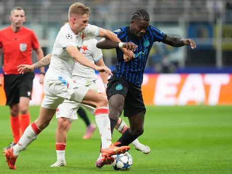 Lautaro Martinez a David Zima počas zápasu Inter Miláno - Slavia Praha v 2. kole ligovej fázy Ligy majstrov. 