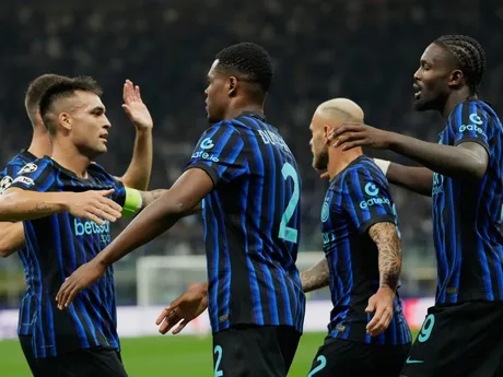 Denzel Dumfries počas zápasu Inter Miláno - Slavia Praha v 2. kole ligovej fázy Ligy majstrov. 