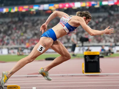 Emma Zapletalová v prvom semifinálovom behu na 400 m cez prekážky na MS v atletike 2025.