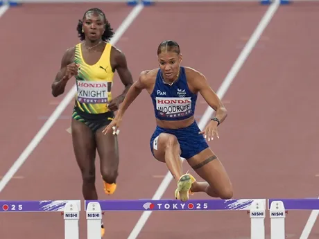 Gianna Woodruffová oslavuje postup do finále v behu na 400 m cez prekážky na MS v atletike 2025.