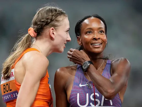 Vľavo Femke Bolová a Dalilah Muhammadová po postupe do finále v behu na 400 m cez prekážky na MS v atletike 2025.