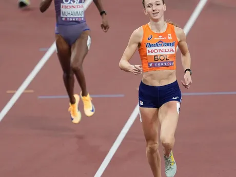 Vpredu Femke Bolová a Dalilah Muhammadová v druhom semifinálovom behu na 400 m cez prekážky na MS v atletike 2025.