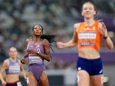 Vpredu Femke Bolová víťazí v druhom semifinále v behu na 400 m cez prekážky na MS v atletike 2025.