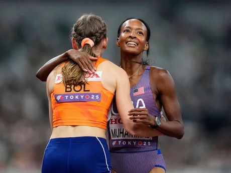 Vľavo Femke Bolová a Dalilah Muhammadová po postupe do finále v behu na 400 m cez prekážky na MS v atletike 2025.