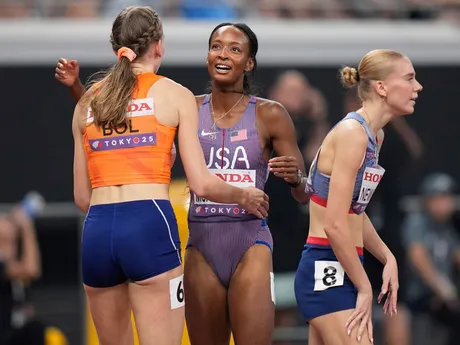 Vľavo Femke Bolová a Dalilah Muhammadová po postupe do finále v behu na 400 m cez prekážky na MS v atletike 2025.