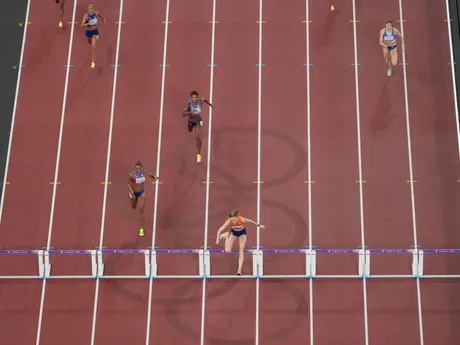 Holanďanka Femke Bolová víťazí vo finále žien na 400 m cez prekážky na atletických MS v Tokiu v piatok 19. septembra 2025. Striebro si vybojovala Američanka Jasmine Jonesová (tretia vľavo) a bronz získala Slovenka Emma Zapletalová (vpravo).