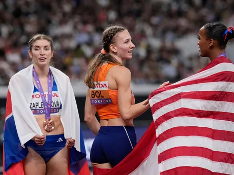 Slovenka Emma Zapletalová (vľavo) pózuje s bronzovou medailou po finále žien na 400 m cez prekážky na atletických MS v Tokiu.