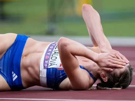 Slovenka Emma Zapletalová reaguje po zisku bronzovej medaily vo finále žien na 400 m cez prekážky na atletických MS v Tokiu.
