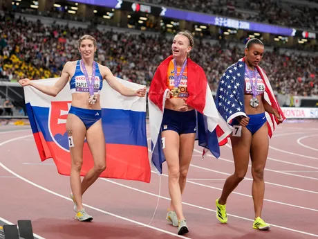 Slovenka Emma Zapletalová (vľavo) pózuje s bronzovou medailou po finále žien na 400 m cez prekážky na atletických MS v Tokiu.