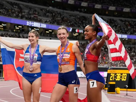 Emma Zapletalová, Femke Bolová a Jasmine Jonesová oslavujú zisk medaily na MS v atletike 2025.