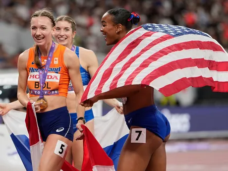 Emma Zapletalová, Femke Bolová a Jasmine Jonesová oslavujú zisk medaily na MS v atletike 2025.