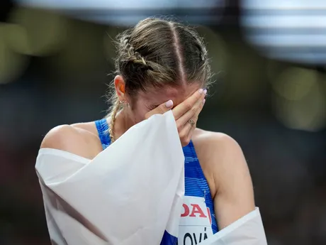 Slovenka Emma Zapletalová reaguje po zisku bronzovej medaily vo finále žien na 400 m cez prekážky na atletických MS v Tokiu.