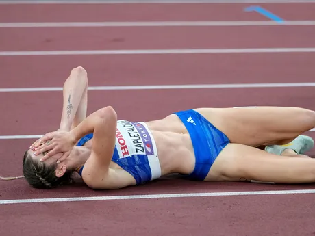 Slovenka Emma Zapletalová reaguje po zisku bronzovej medaily vo finále žien na 400 m cez prekážky na atletických MS v Tokiu.