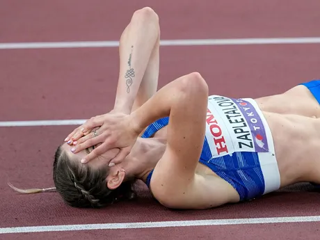 Slovenka Emma Zapletalová reaguje po zisku bronzovej medaily vo finále žien na 400 m cez prekážky na atletických MS v Tokiu.