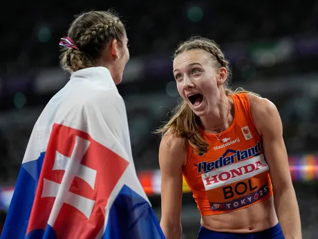 Slovenka Emma Zapletalová reaguje po zisku bronzovej medaily vo finále žien na 400 m cez prekážky na atletických MS v Tokiu.