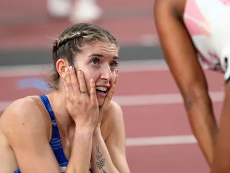 Slovenka Emma Zapletalová reaguje po zisku bronzovej medaily vo finále žien na 400 m cez prekážky na atletických MS v Tokiu.