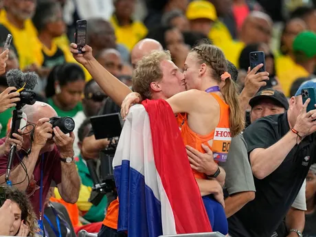 Slovenka Emma Zapletalová reaguje po zisku bronzovej medaily vo finále žien na 400 m cez prekážky na atletických MS v Tokiu.