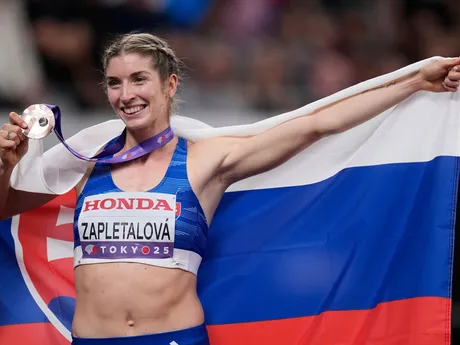 Slovenka Emma Zapletalová reaguje po zisku bronzovej medaily vo finále žien na 400 m cez prekážky na atletických MS v Tokiu.