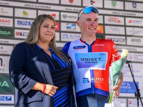 Lukáš Kubiš si preberá dres pre najlepšieho Slováka 