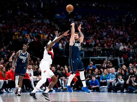 Luka Dončič strieľa na kôš počas štvrťfinálového duelu Nemecko - Slovinsko