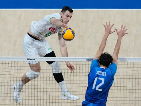 Bulhar Asparuh Asparuhov v zápase Taliansko - Bulharsko vo finále na MS vo volejbale 2025.