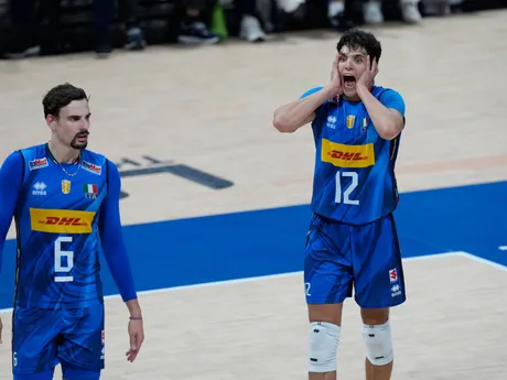 Vpravo Mattia Bottolo a Simone Giannelli v zápase Taliansko - Bulharsko vo finále na MS vo volejbale 2025.