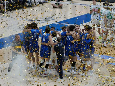 Volejbalisti Talianska oslavujú víťazstvo nad Bulharskom vo finále MS 2025.