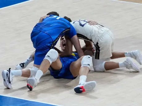 Volejbalisti Talianska oslavujú víťazstvo nad Bulharskom vo finále MS 2025.