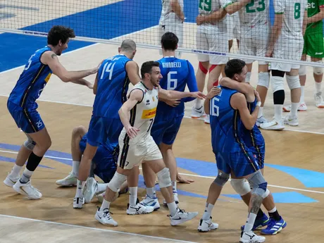 Volejbalisti Talianska oslavujú víťazstvo nad Bulharskom vo finále MS 2025.